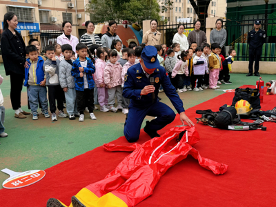 报告！幼儿园里来了位“蓝”老师！