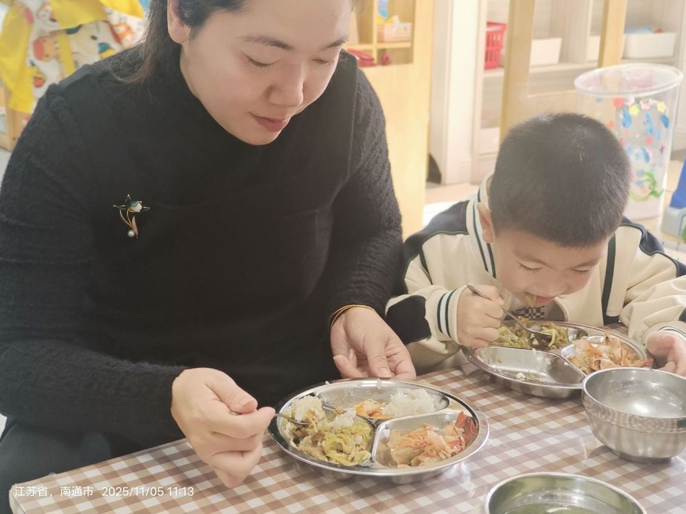 家长陪餐“零距离” 家园共育促安心