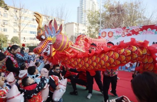 玩“丰”新年  听取“娃”声一片